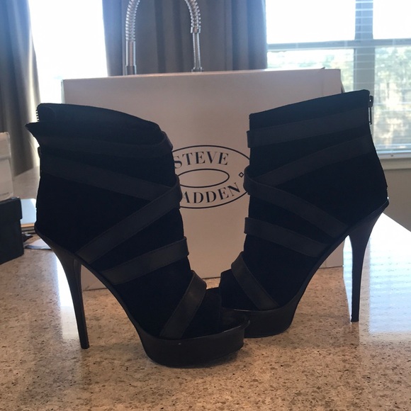 Steve Madden A-Roxana Black Booties - Picture 3 of 5